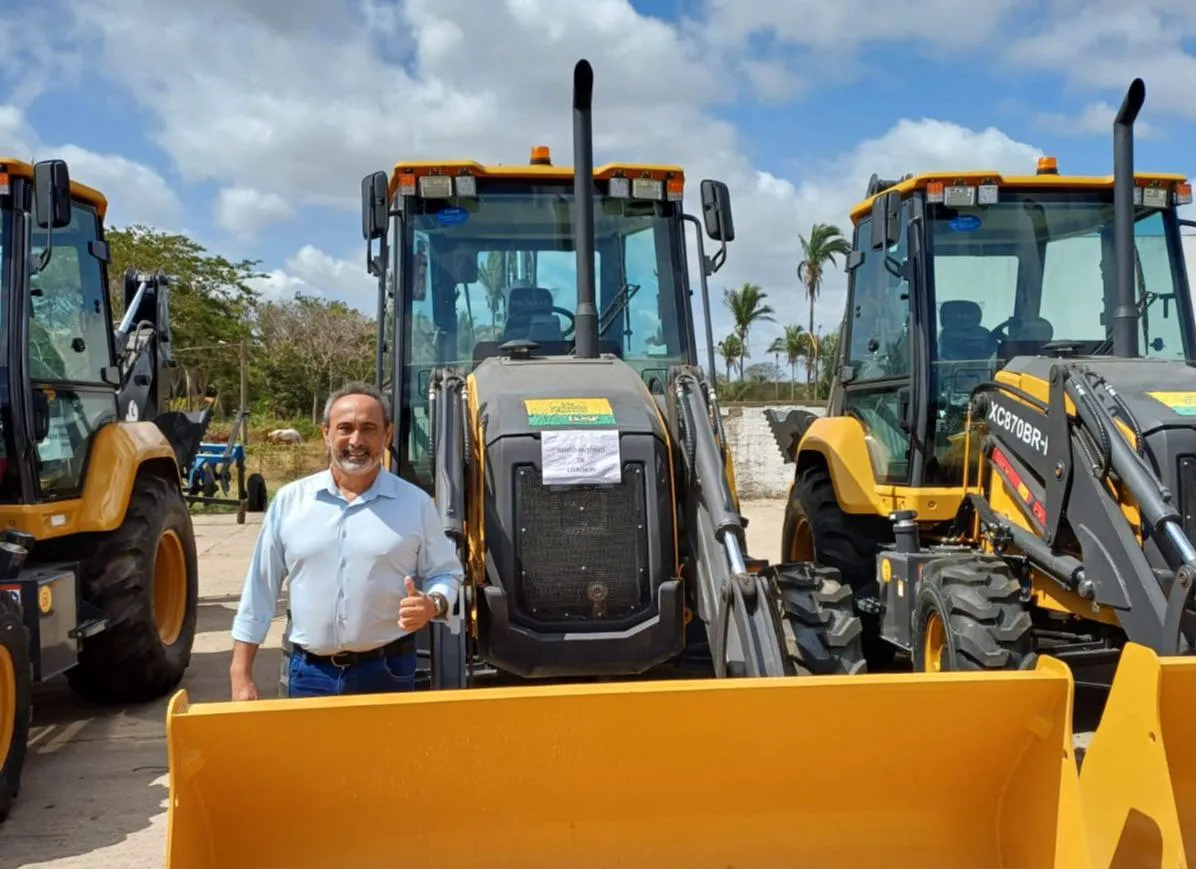 Prefeito Erivaldo Lopes recebe retroescavadeira para impulsionar o desenvolvimento de Santo Antônio de Lisboa