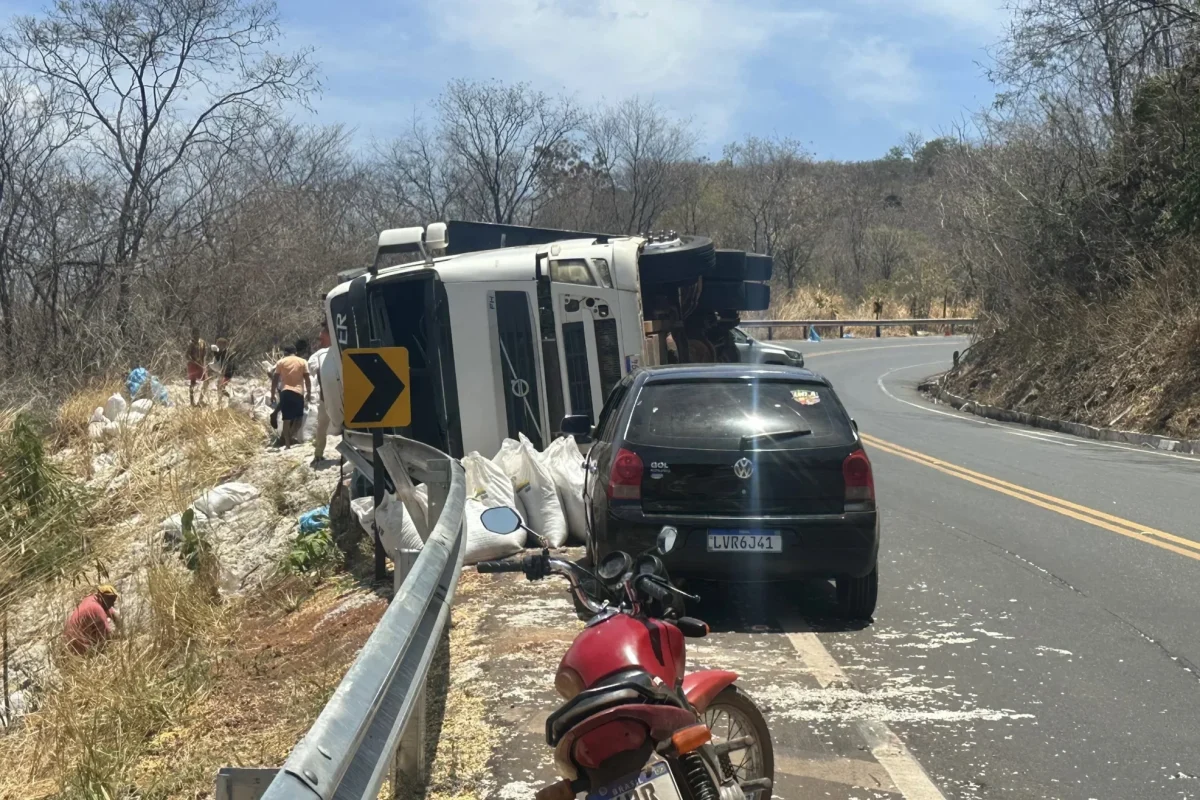 Carreta tomba na Ladeira de Fátima em Picos; motorista sofre ferimentos leves