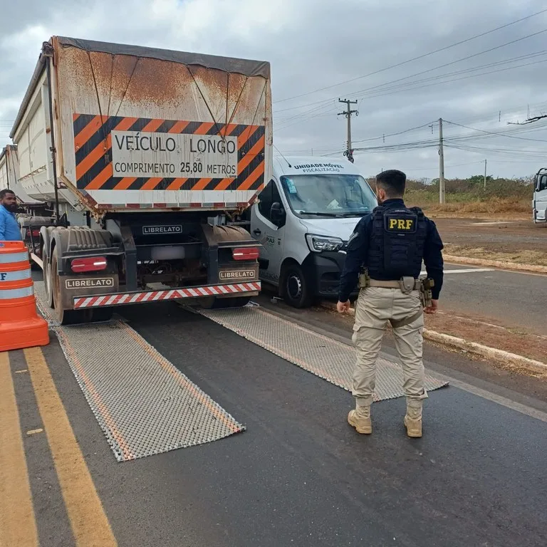 PRF e SEFAZ-PI realizam operação conjunta contra excesso de peso e sonegação fiscal em Picos