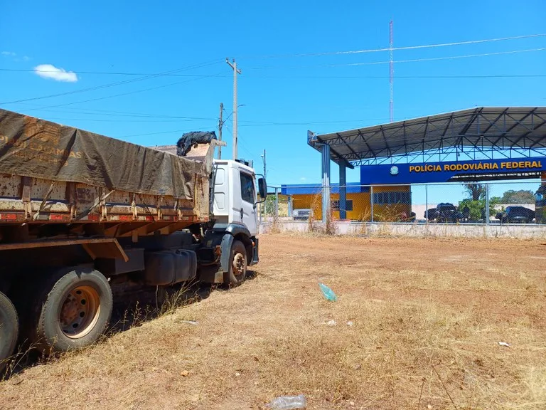 PRF apreende carga de pedras de paralelepípedos sem documentação fiscal e ambiental em Valença