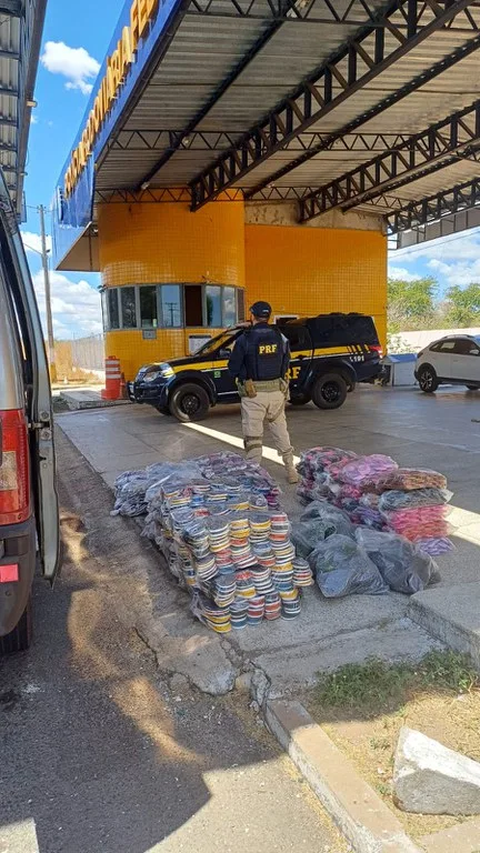 PRF apreende 1.328 pares de calçados sem nota fiscal em Valença