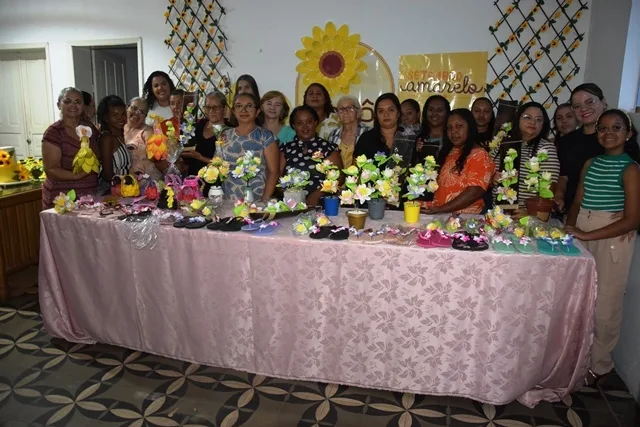 Curso de Flores em EVA beneficia 60 famílias em Ipiranga do Piauí