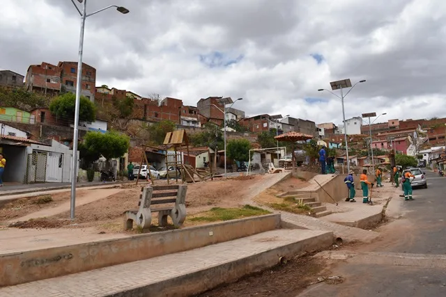 Prefeitura implanta postes com placa de energia solar e realiza mutirão de limpeza na Praça do Bairro Paroquial em Picos
