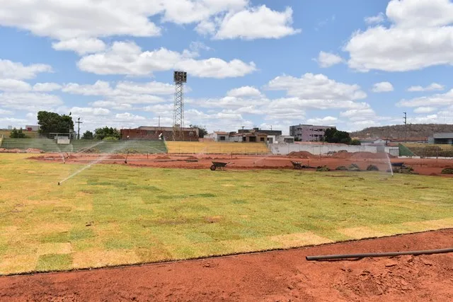 Reforma parcial do Estádio Helvídio Nunes avança com a implantação dos sistemas de drenagem e de irrigação do gramado