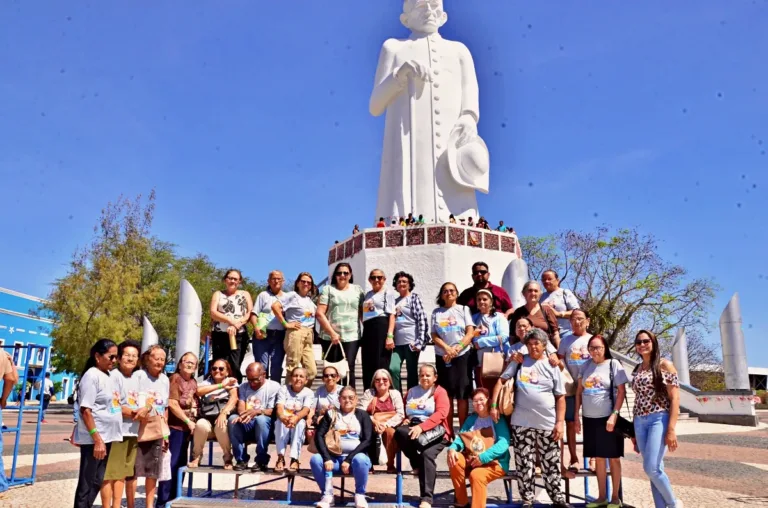 Prefeitura de Santo Antônio de Lisboa promove passeio turístico para idosos do Grupo Reviver em Juazeiro do Norte