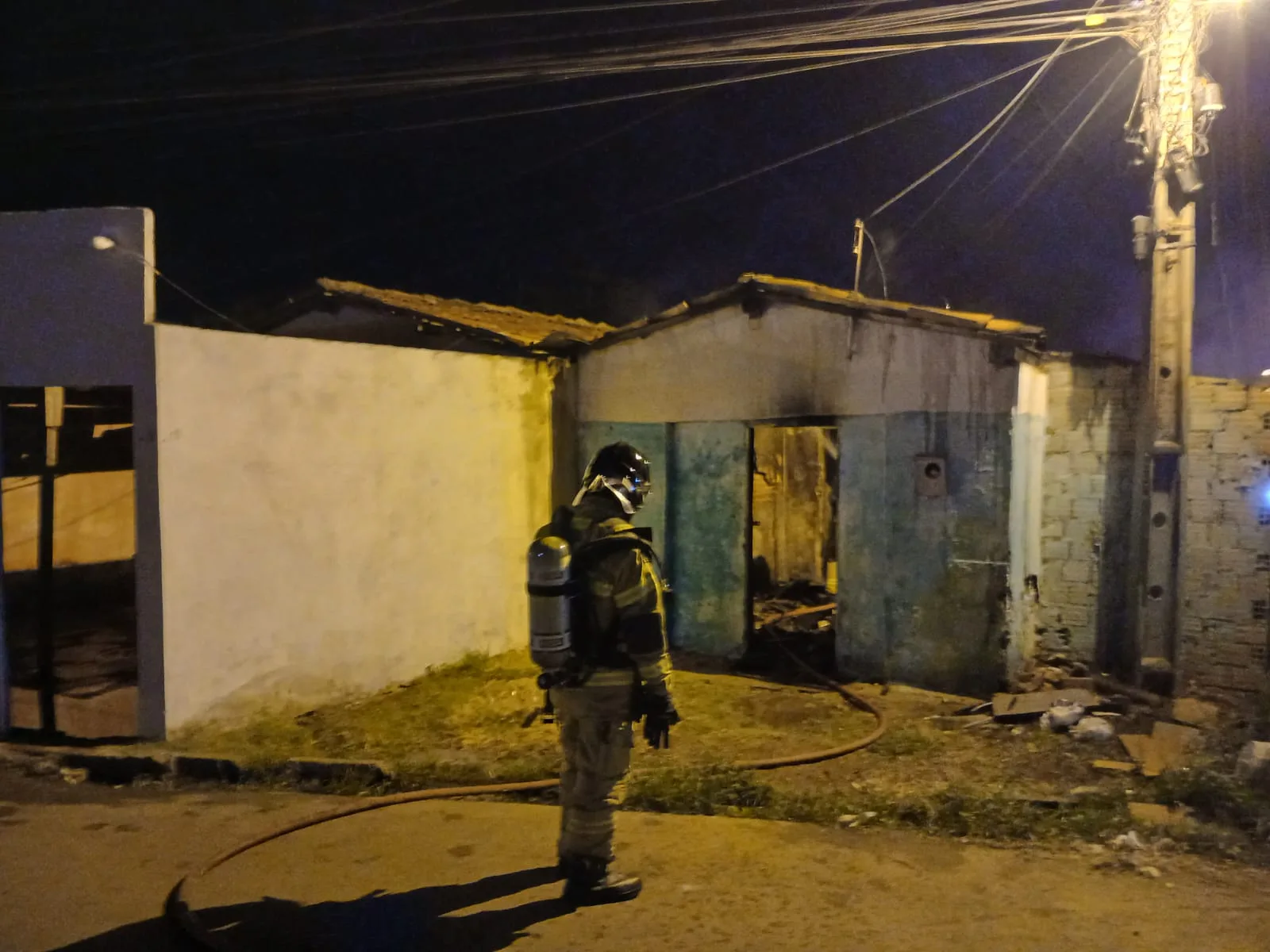 Incêndio atinge residência no bairro Pedrinhas em Picos