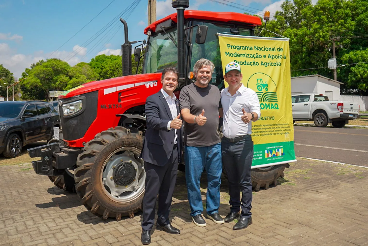Severo Eulálio participa da entrega de trator para fortalecer a agricultura familiar em Picos