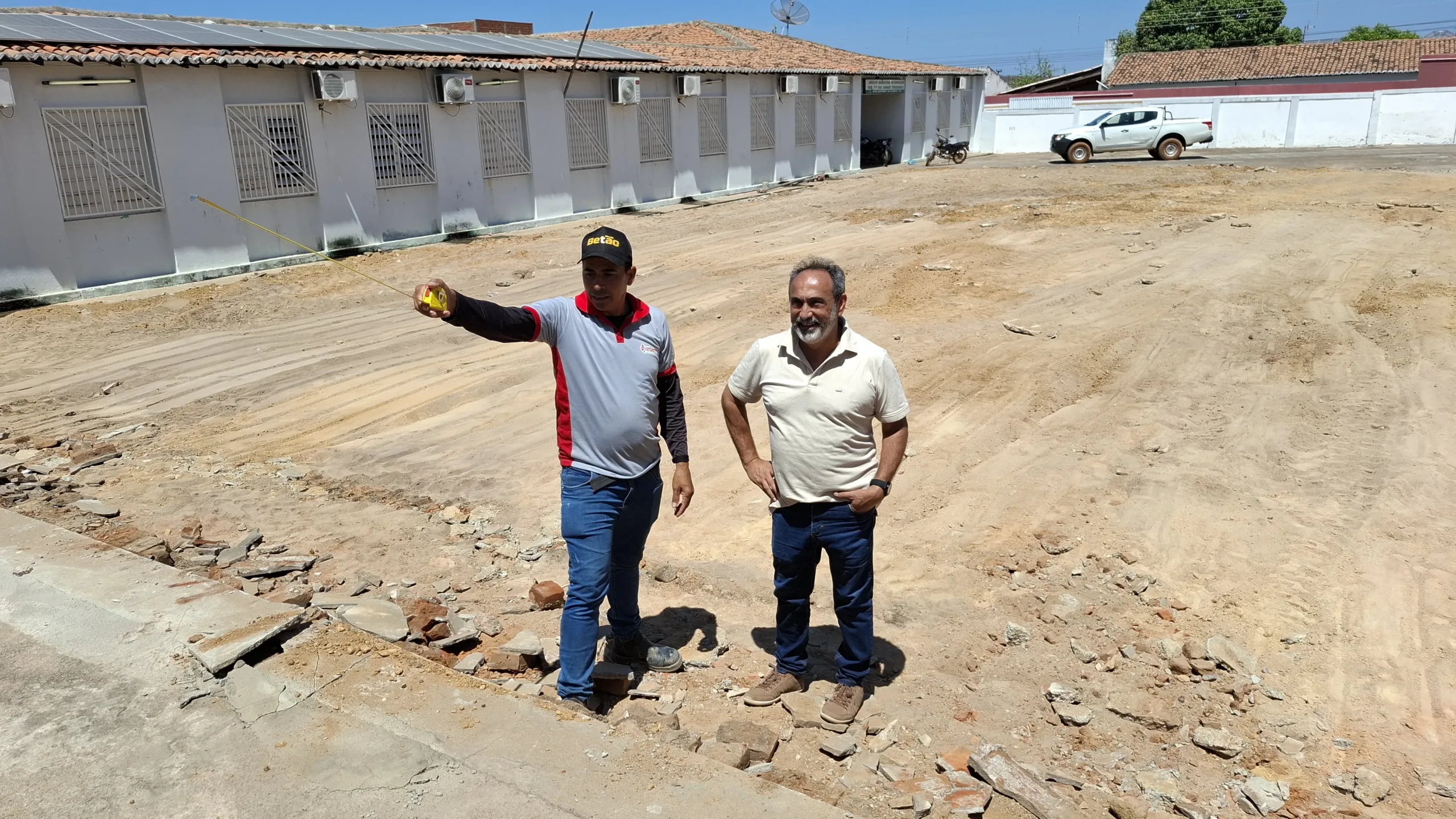 Prefeito Erivaldo Lopes visita reforma da Quadra do Núcleo Municipal de Educação Vereador Francisco das Chagas Rodrigues