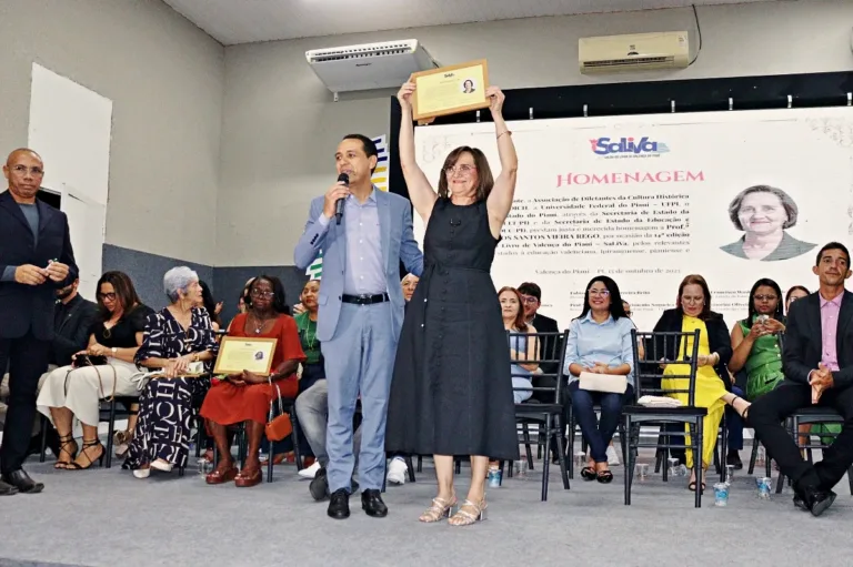 Vice-prefeita de Ipiranga do Piauí, Iolanda Rêgo, é homenageada na abertura do 14º Salão do Livro de Valença do Piauí