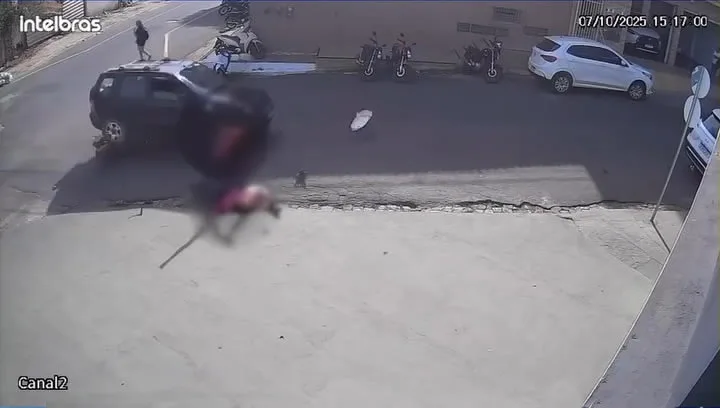Mulher e criança sofrem queda após colisão entre moto e carro em Picos