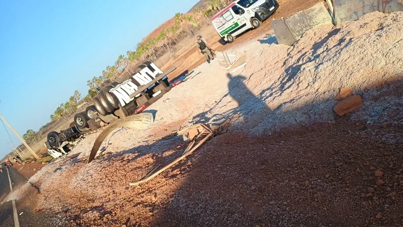 Acidente com carreta em Vera Mendes resulta em morte de jovem motorista e deixa passageira ferida