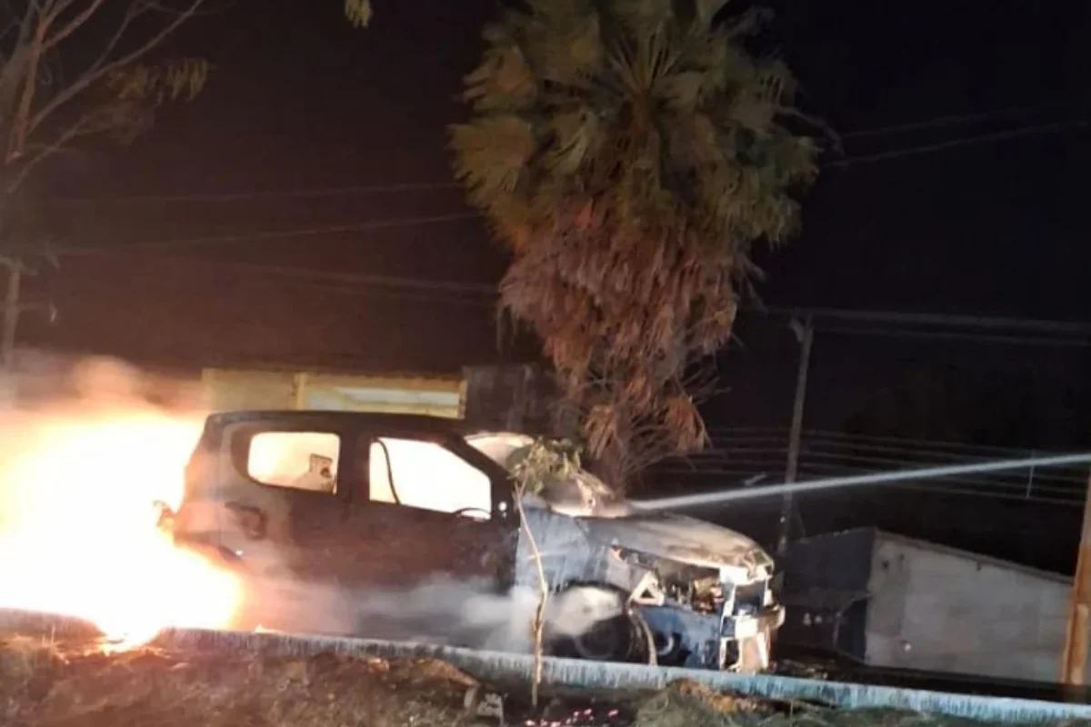 Carro é consumido por incêndio na BR-316, em Picos, e fica totalmente destruído