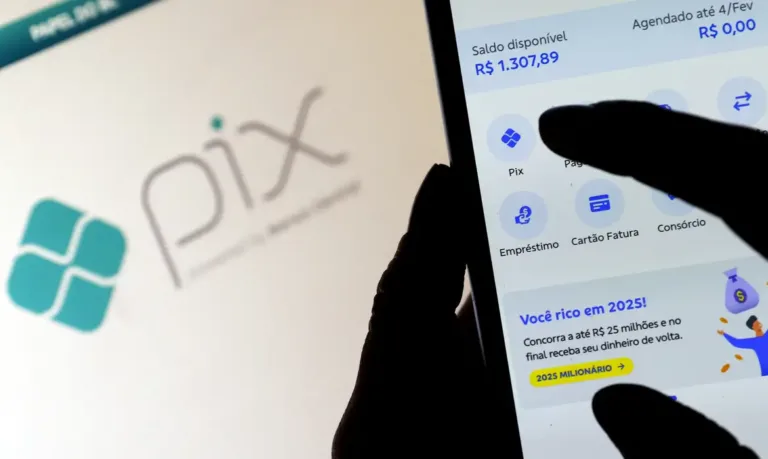 Receita Federal volta a negar cobrança de imposto sobre Pix e alerta para fake news