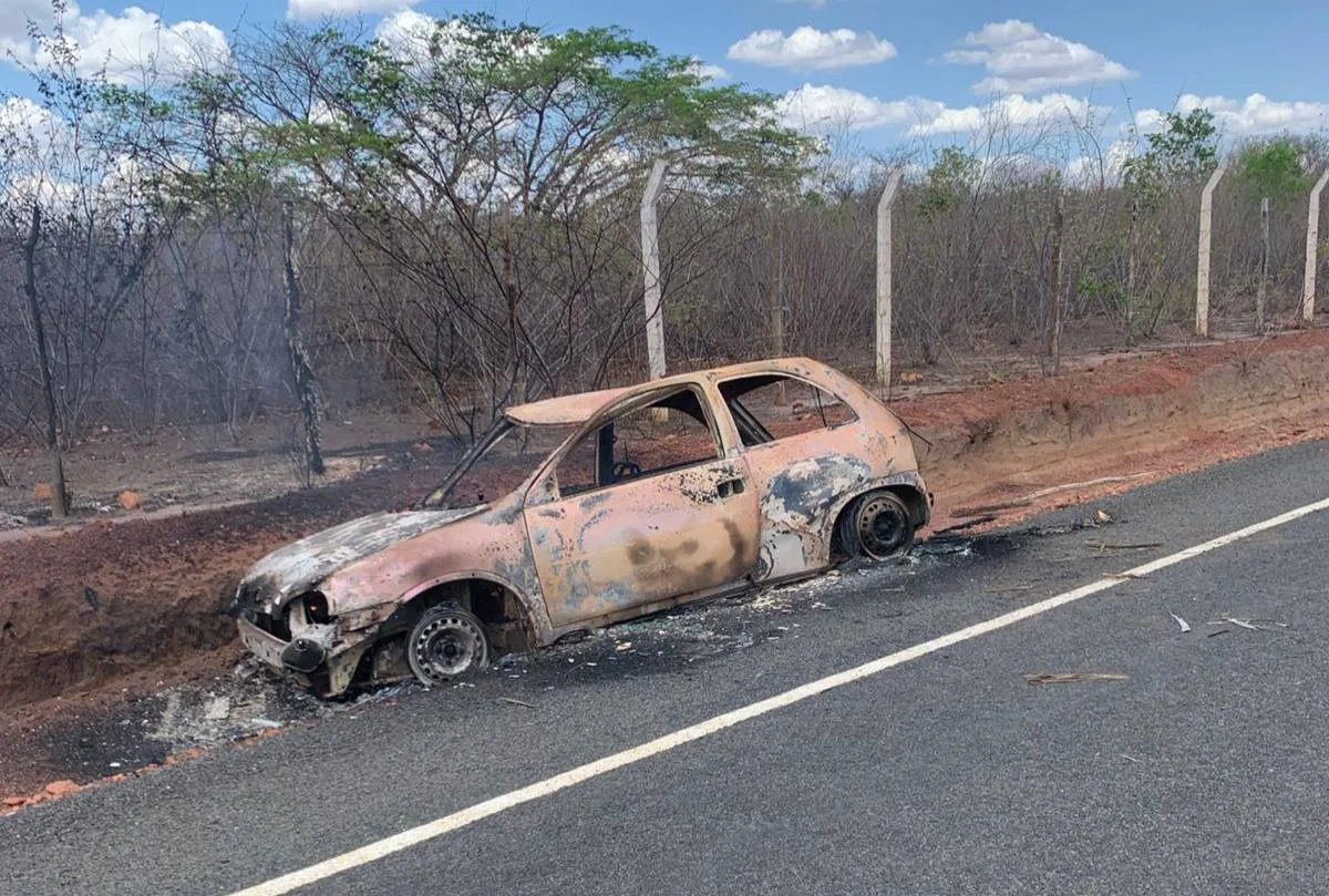 Carro pega fogo na zona rural de Ipiranga do Piauí; corpo é encontrado carbonizado dentro do veículo