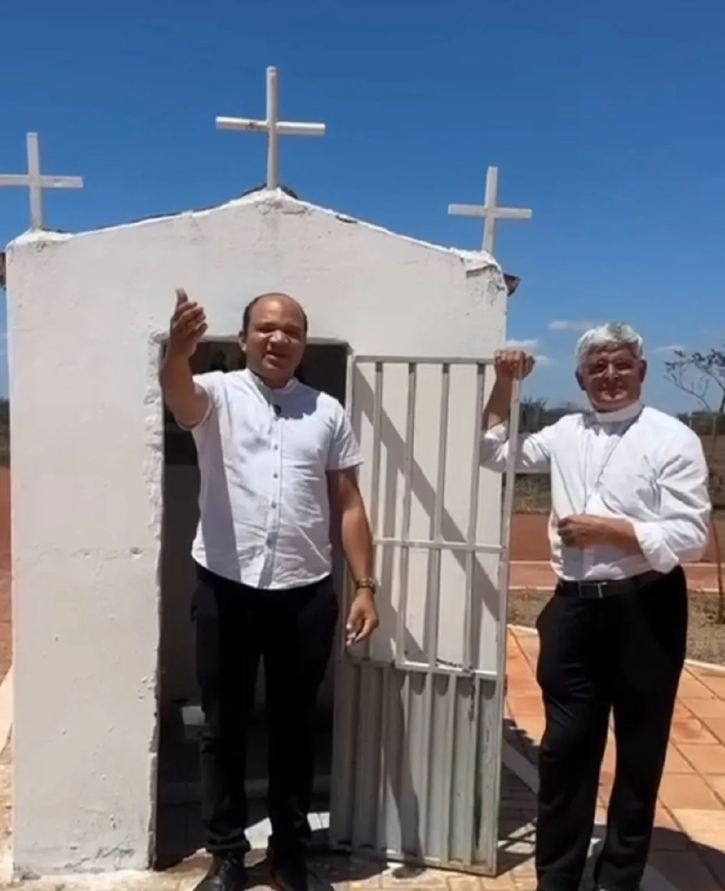 Bispo mostra menor igreja do Piauí e vídeo viraliza nas redes sociais: “só cabe o padre”