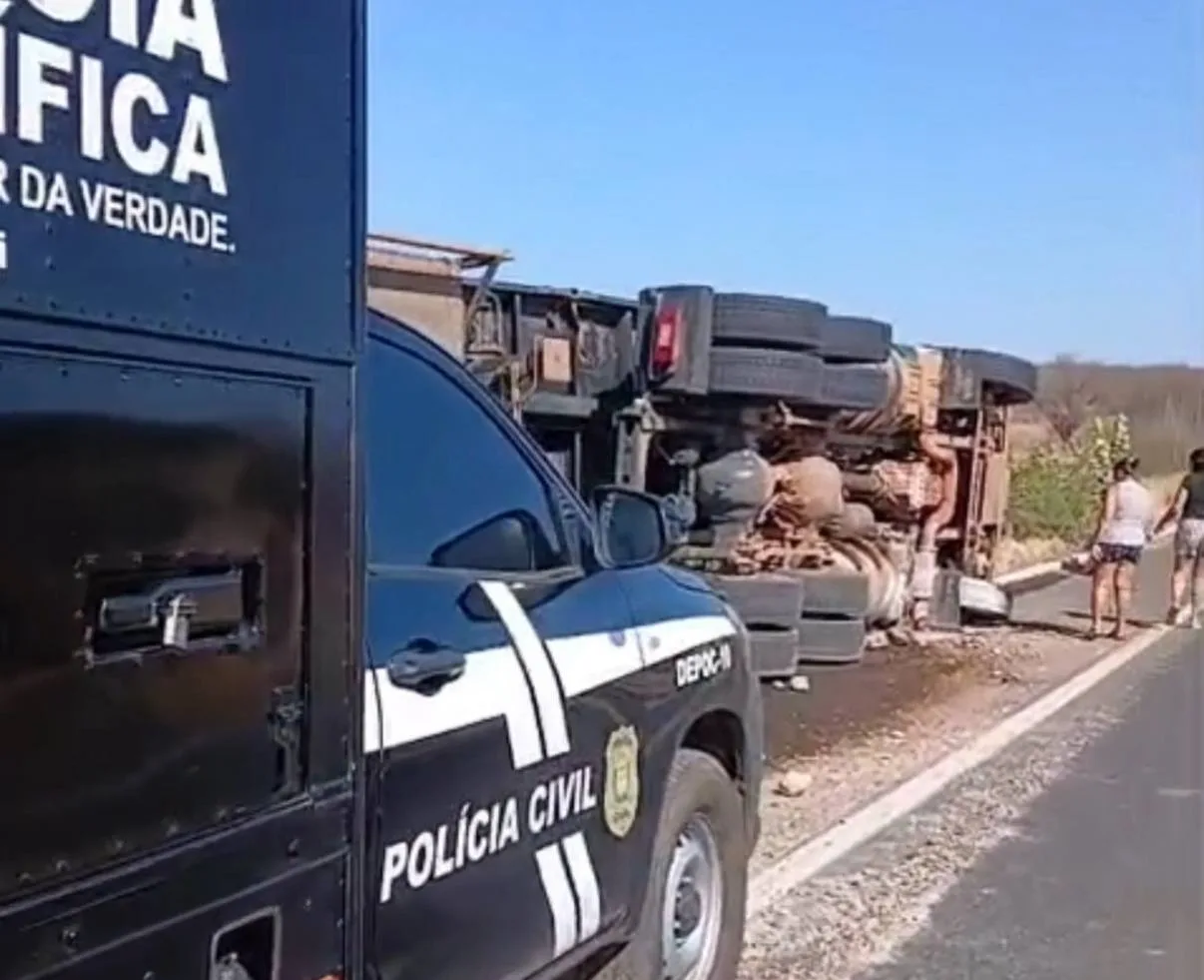 Grave acidente entre carreta e moto deixa uma vítima fatal na BR 316 em Alegrete do Piauí