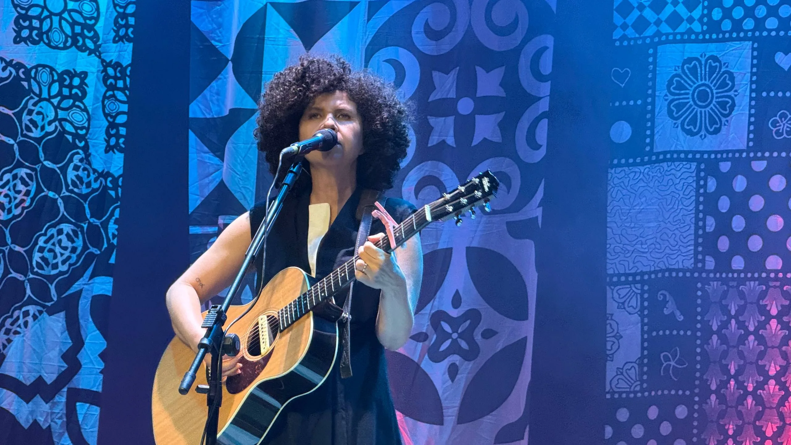Shows de Roberta Campos e Deysiane Nunes lotam o Teatro Sávio Barão e marcam a primeira edição do Projeto Seis e Meia em Picos