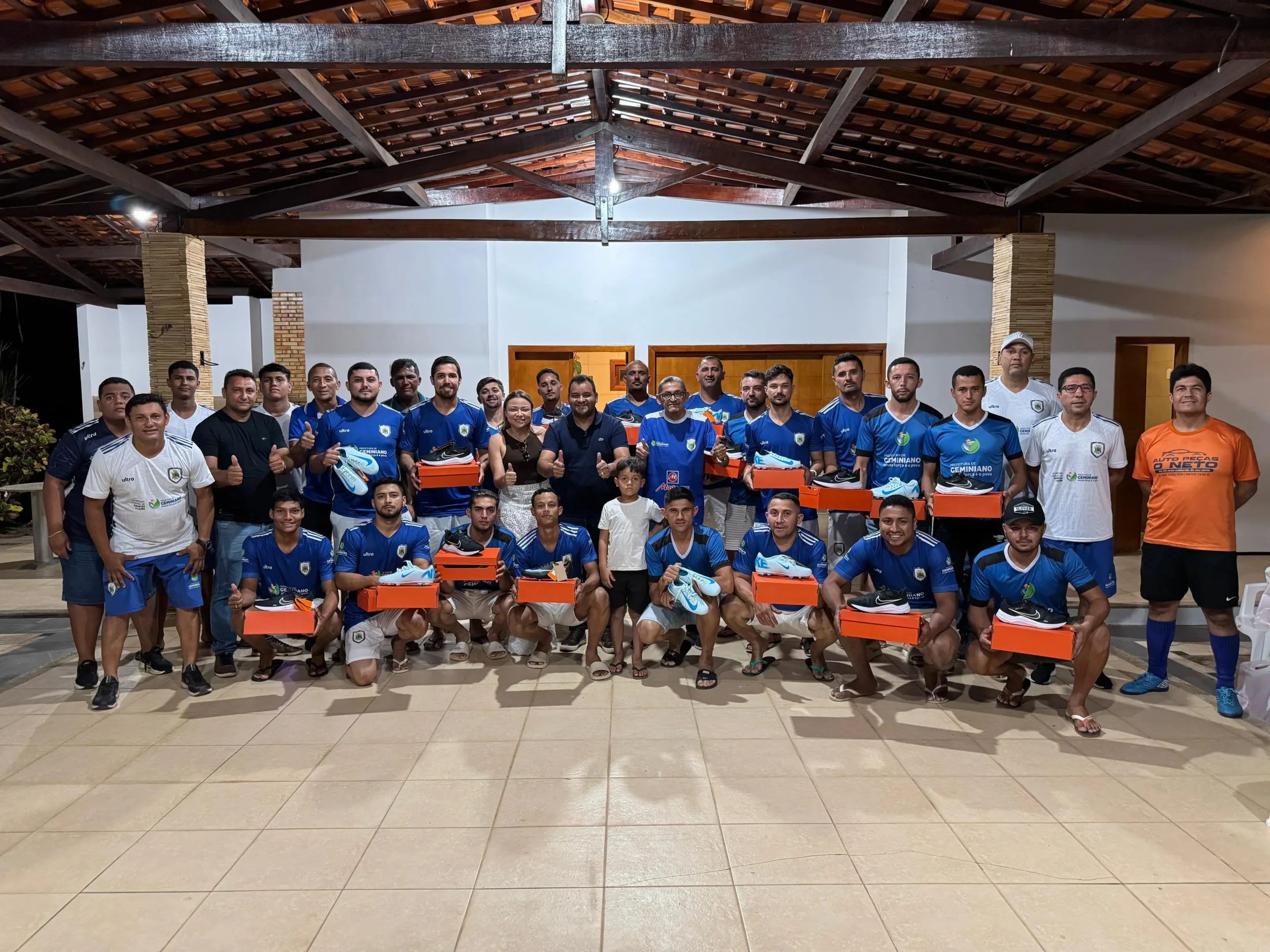 Motivação e incentivo: atletas da Seleção de Geminiano recebem kits do prefeito Jaillson Campos e participam de palestra motivacional