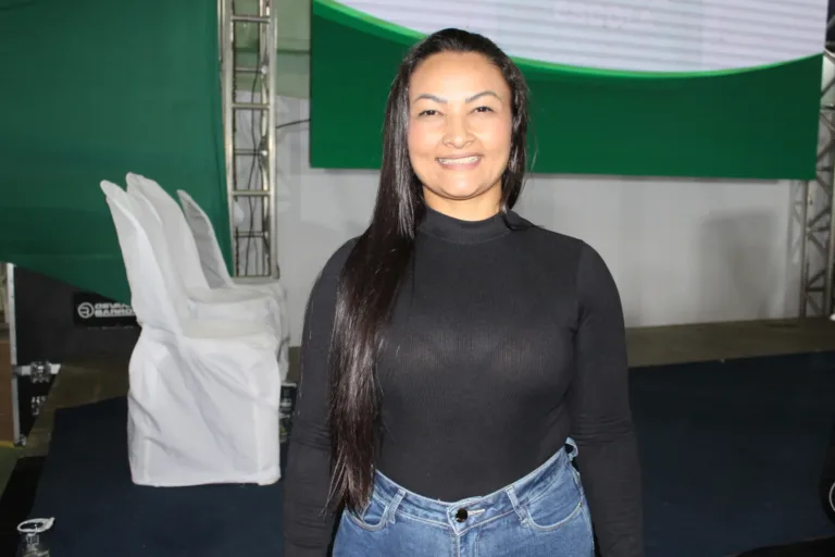 Mãe de aluno destaca transformação da educação na gestão Jaillson Campos durante “Encontro Família & Escola” em Geminiano