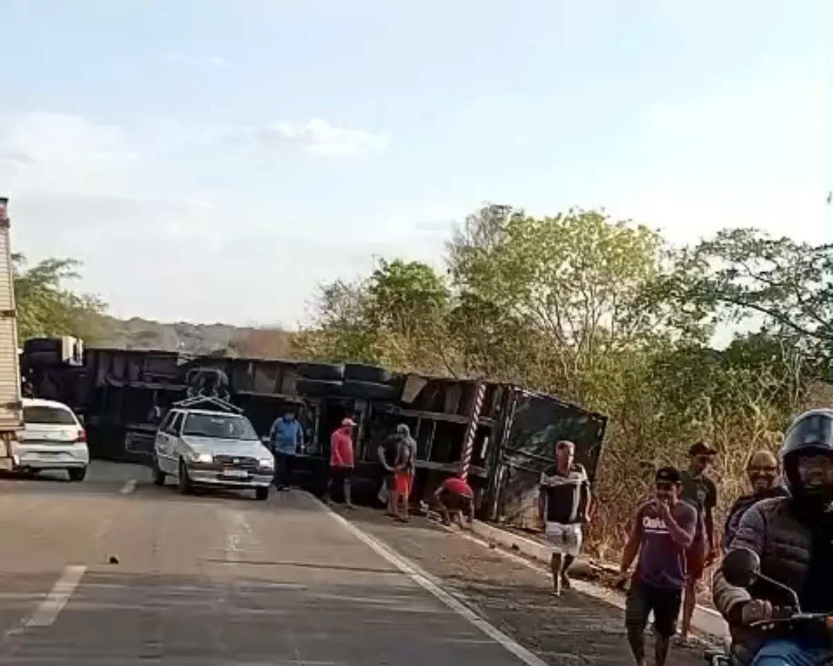 Carreta tomba e deixa BR 316 totalmente interditada em Inhuma