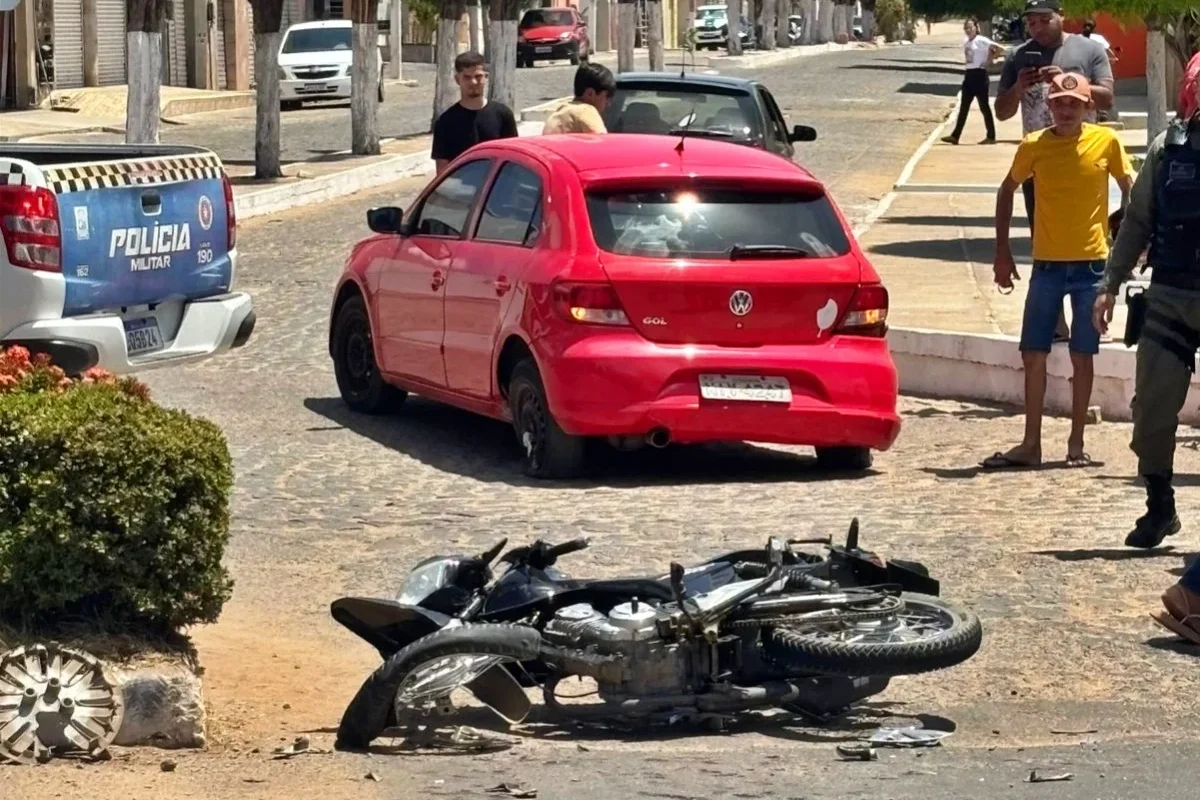 Motociclista empina pneu de moto e colide contra carro na BR 407 em Paulistana