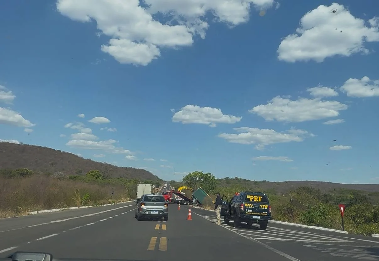 Caminhão perde força em subida, desce de ré e tomba na BR 316 em Dom Expedito Lopes
