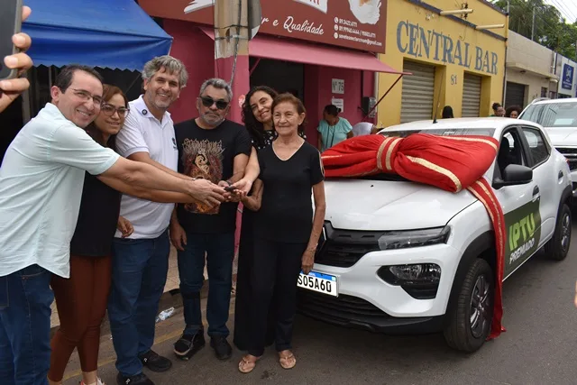 Dr. Pablo Santos realiza a entrega de carro e de moto sorteados na Campanha IPTU Premiado