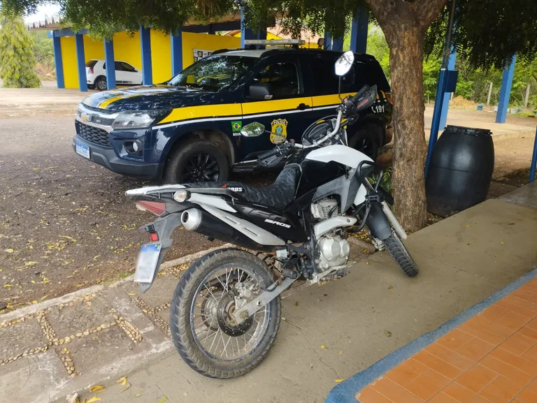 PRF flagra motocicleta adulterada durante fiscalização na BR 316 em Picos