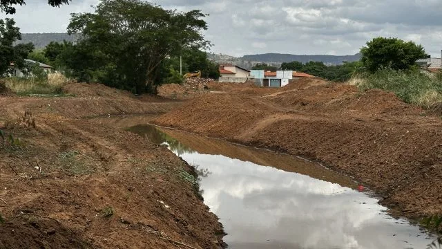 Prefeitura de Picos intensifica limpeza e desassoreamento de riachos como prevenção ao período chuvoso