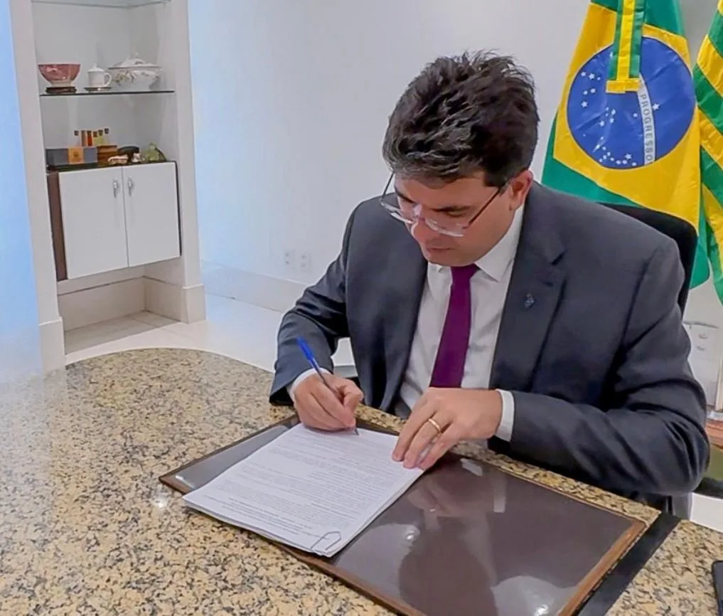 Edital do concurso com 4 mil vagas para professor da rede estadual será publicado nesta terça-feira (16)