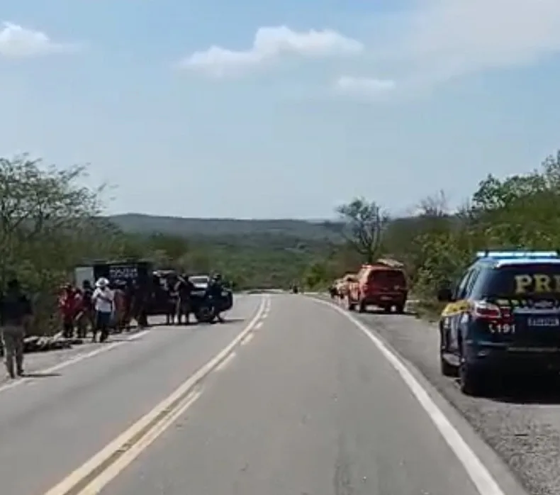Condutor de caminhão morre após colisão com carro e ficar preso às ferragens em Jaicós