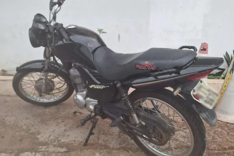 PM recupera motocicleta furtada e conduz suspeito no bairro Boa Sorte, em Picos