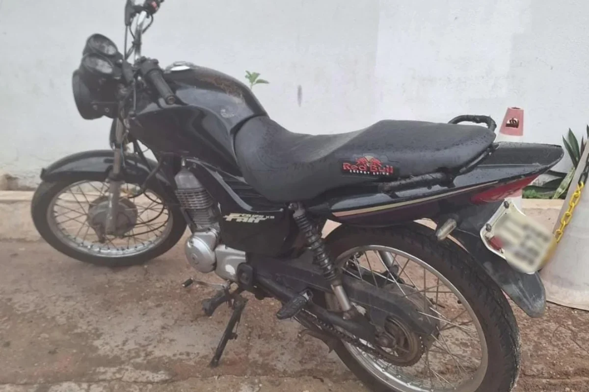 PM recupera motocicleta furtada e conduz suspeito no bairro Boa Sorte, em Picos