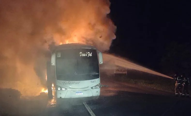 Ônibus de turismo pega fogo em Floriano; Corpo de Bombeiros foi acionado