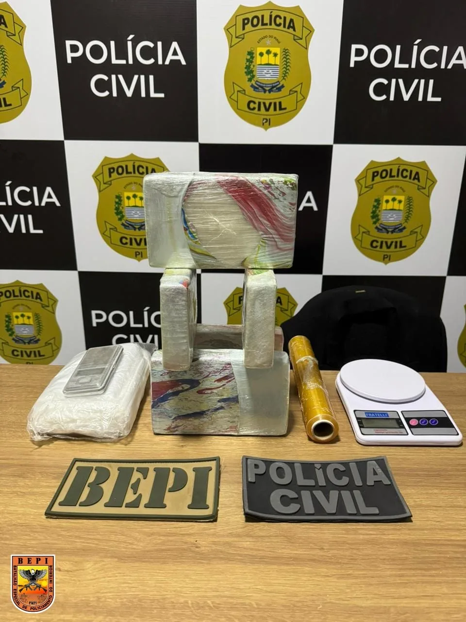 PM apreende cinco tabletes de cocaína e material usado no tráfico durante operação em Picos
