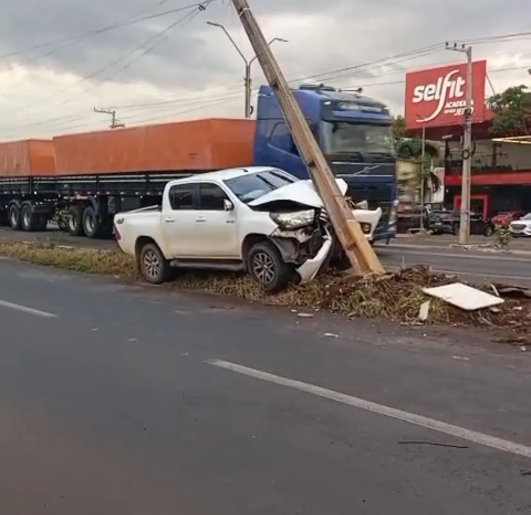 Em Picos, caminhonete colide em poste na BR 316