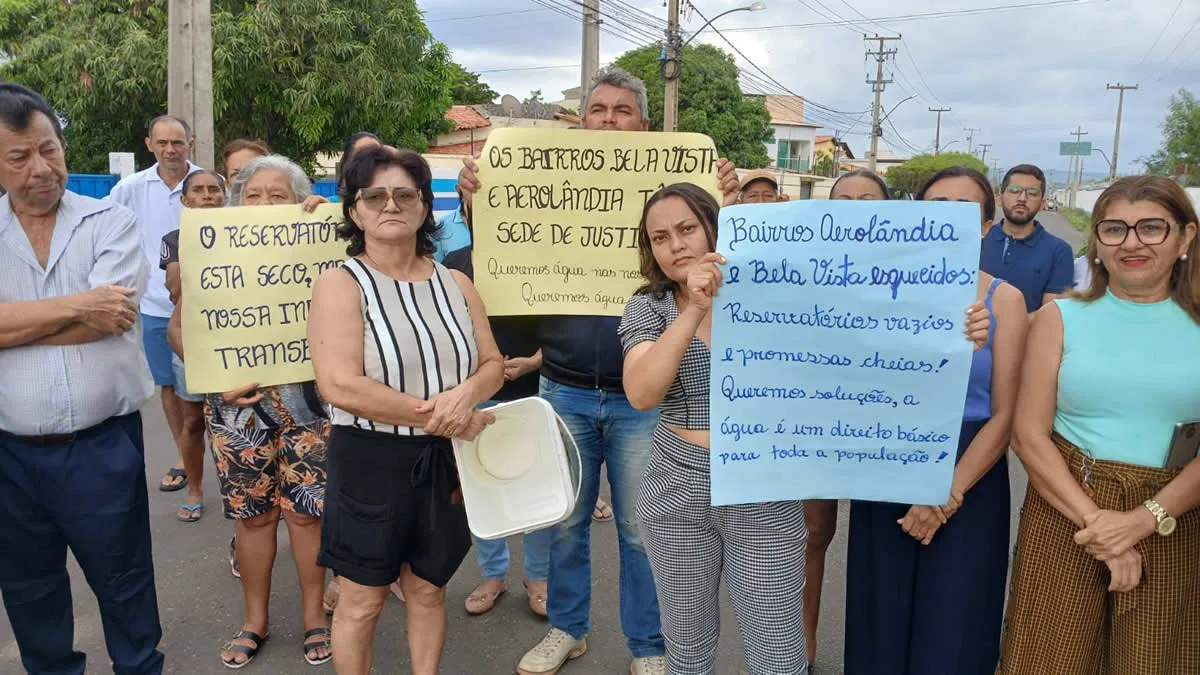 Moradores dos bairros Aerolândia e Bela Vista protestam contra falta de água em Picos