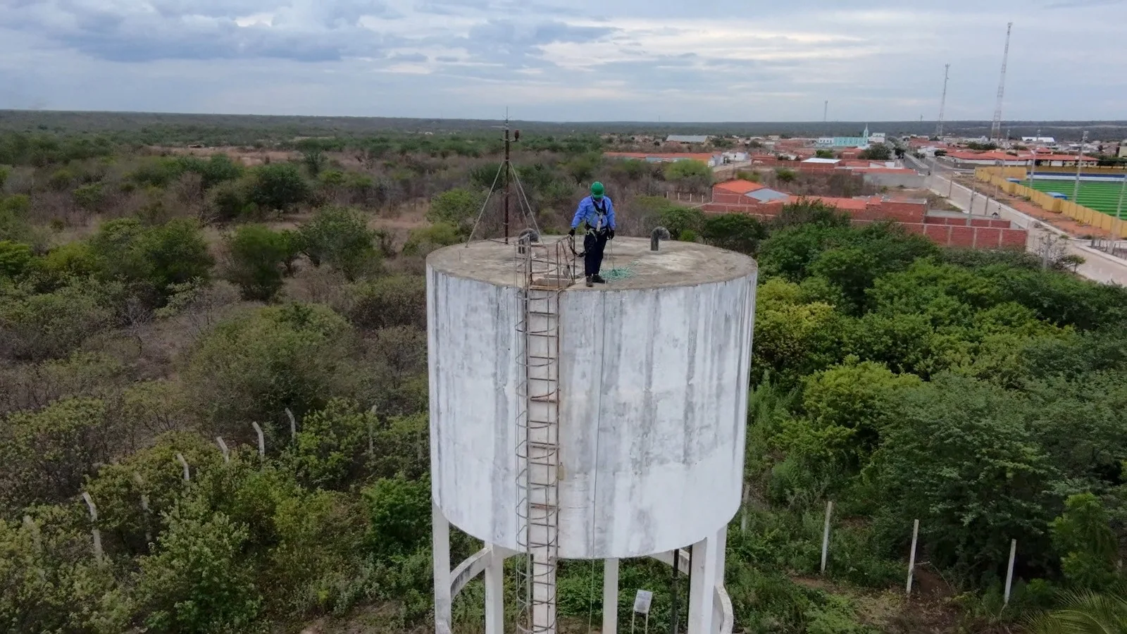 Mergulhador realiza limpeza em reservatório da cidade de Belém do Piauí