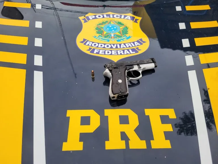 PRF apreende arma de fogo após atendimento a acidente na BR 316 em Picos