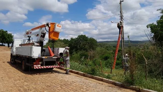 FUMIP de Picos realiza a reposição de lâmpadas de postes na região do Povoado Curralinhos