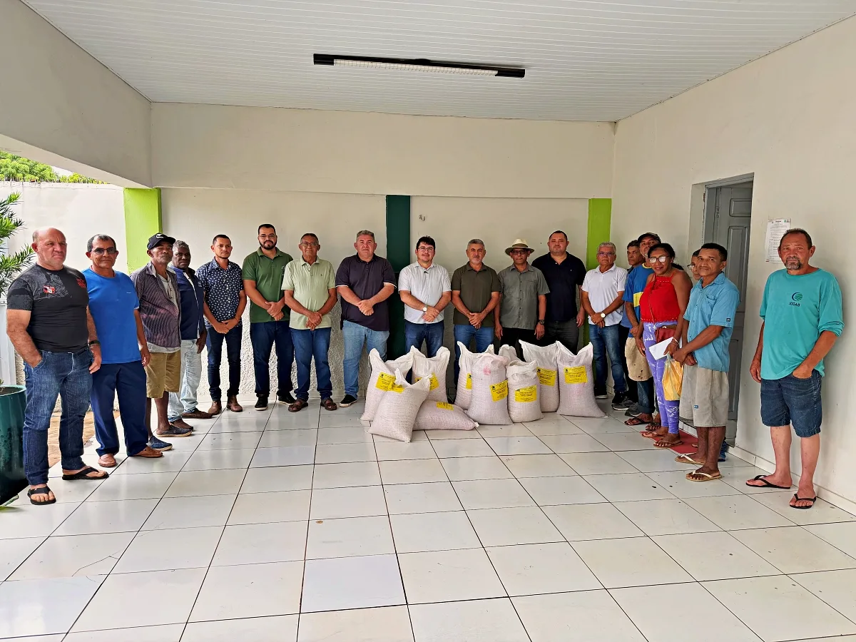 Prefeitura de Ipiranga do Piauí distribui mais de 3 mil quilos de sementes em ação de apoio ao homem do campo