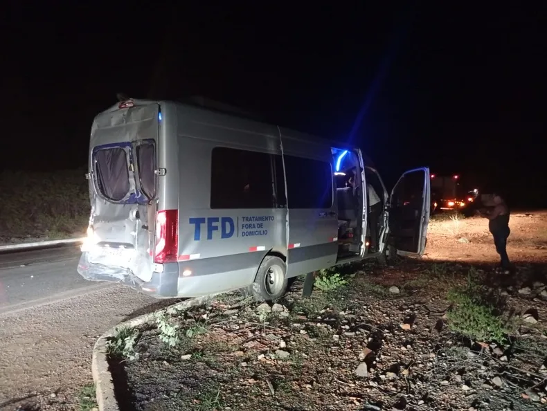 Van é atingida por caminhão na BR-407 em Jaicós