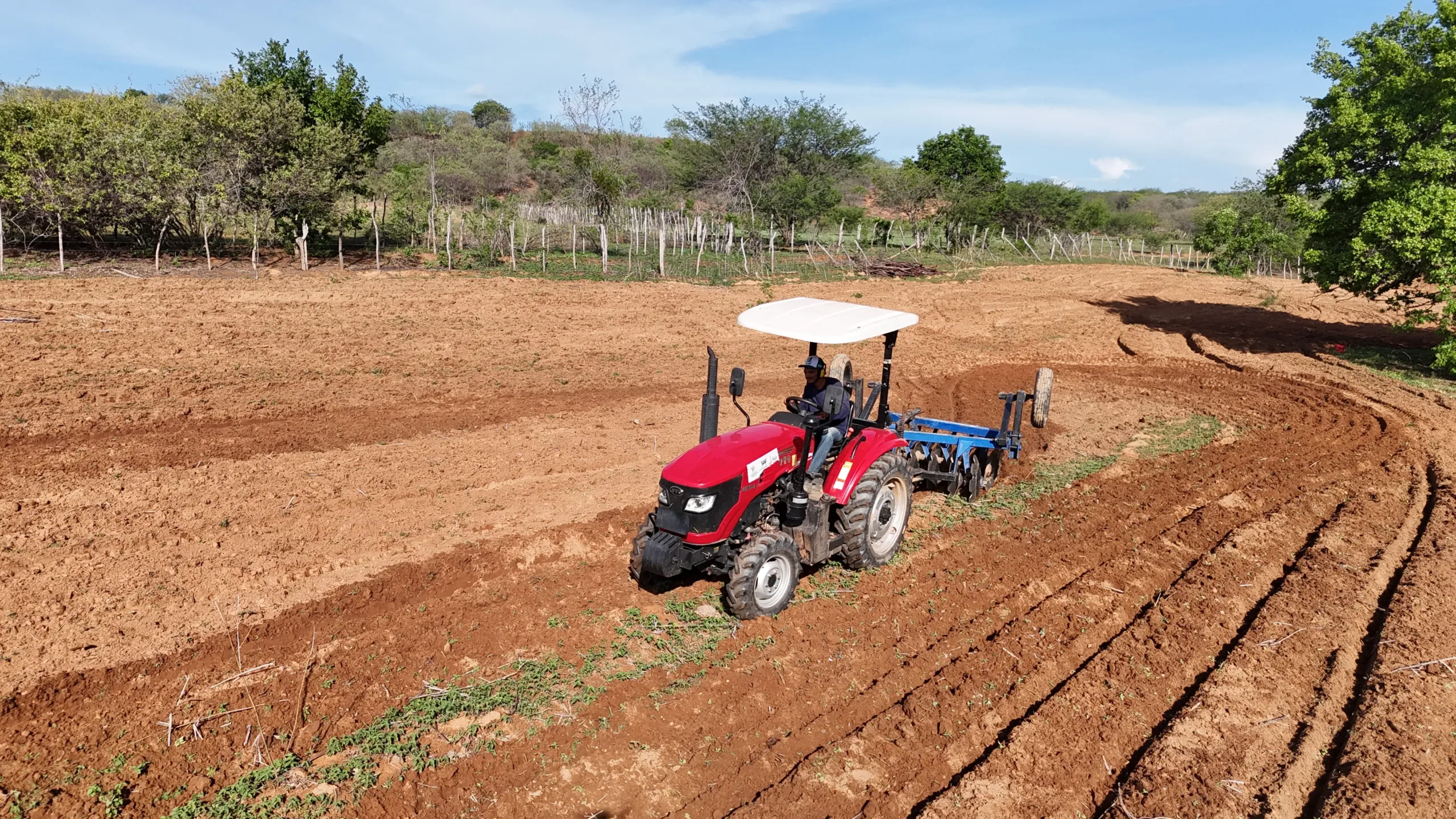 Prefeitura de Geminiano fortalece agricultura familiar com ampliação do Programa de Aração de Terras
