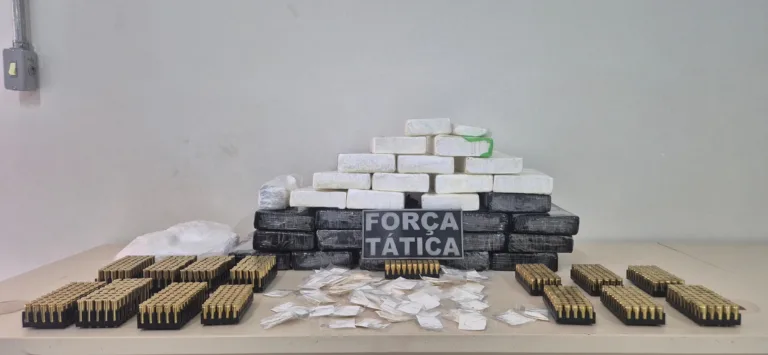 PM apreende centenas de munições e tabletes de drogas em ônibus com destino a Picos