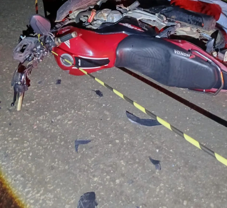 Colisão frontal entre moto e carro deixa homem morto na PI 228 em Francisco Santos