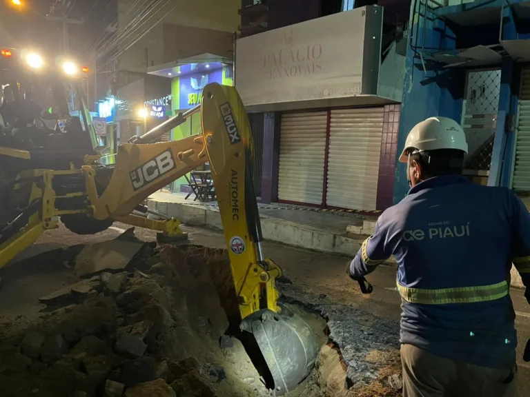 Manutenção emergencial na rede de água provoca congestionamento e interrupção no abastecimento em Picos