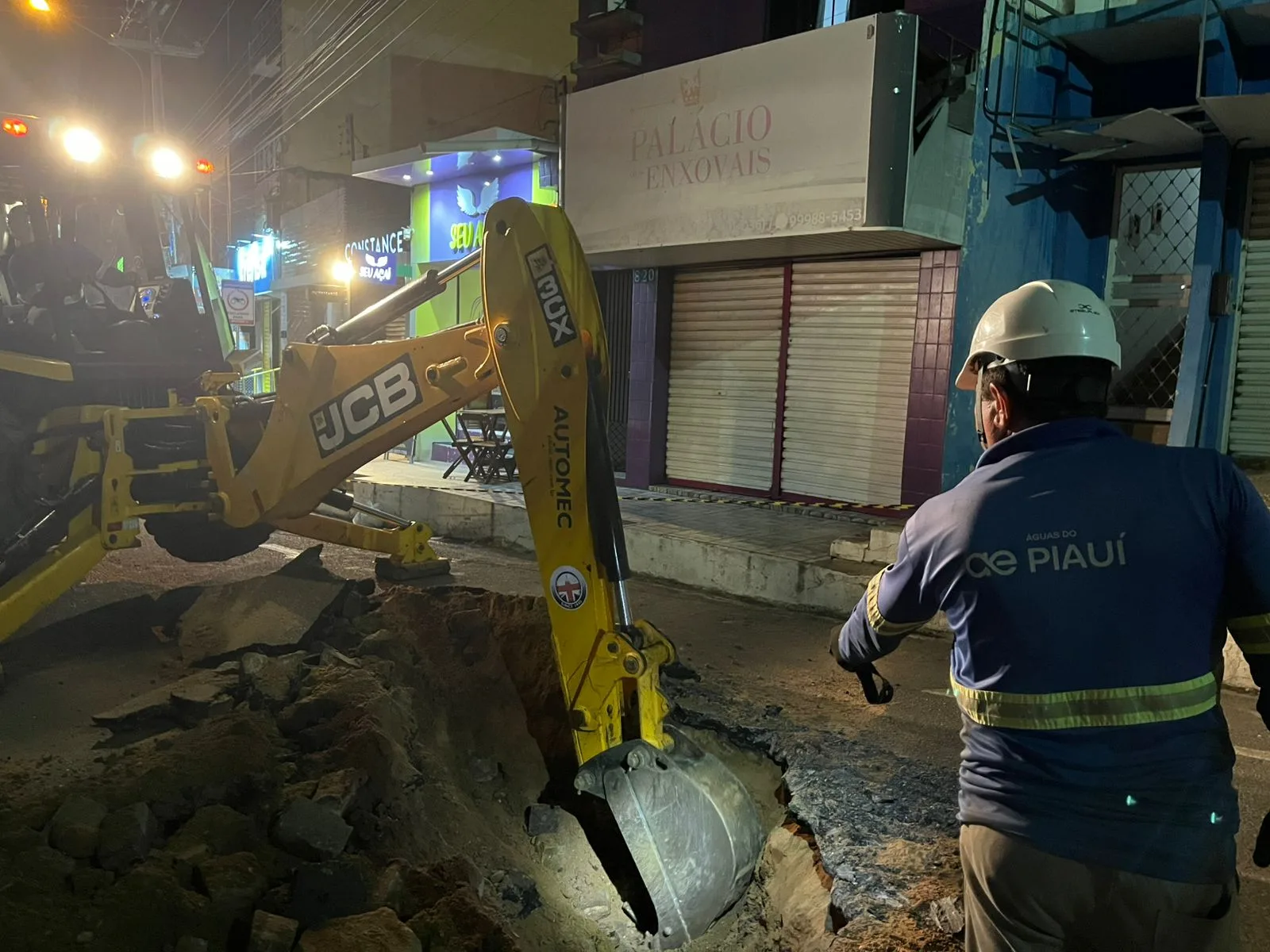 Manutenção emergencial na rede de água provoca congestionamento e interrupção no abastecimento em Picos