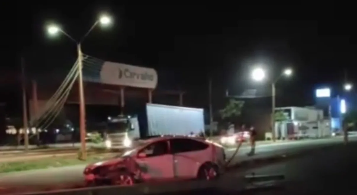 Carro colide e derruba dois postes na BR-316 em Picos