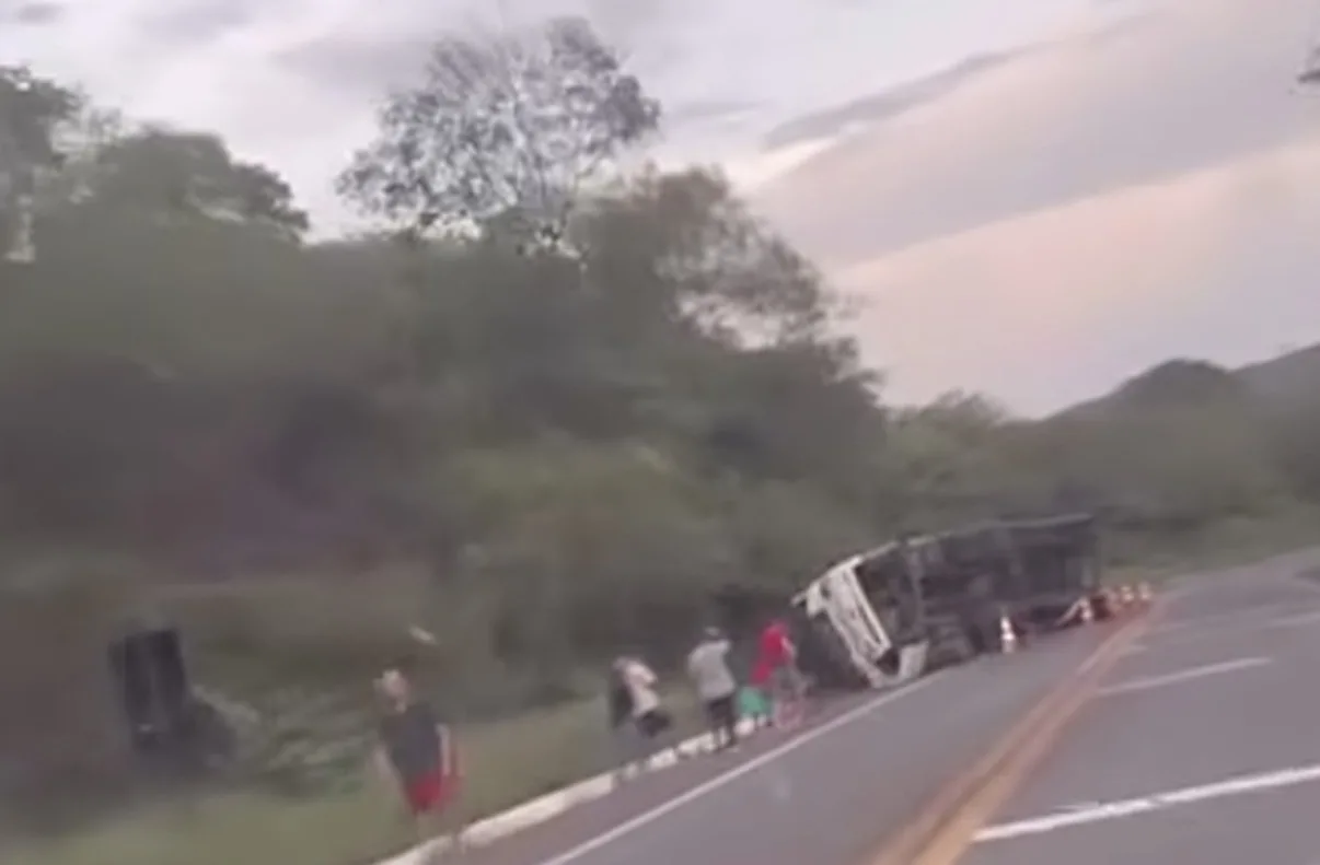 Carga pende para o lado após saída de curva e caminhão tomba na BR-316 em Dom Expedito Lopes