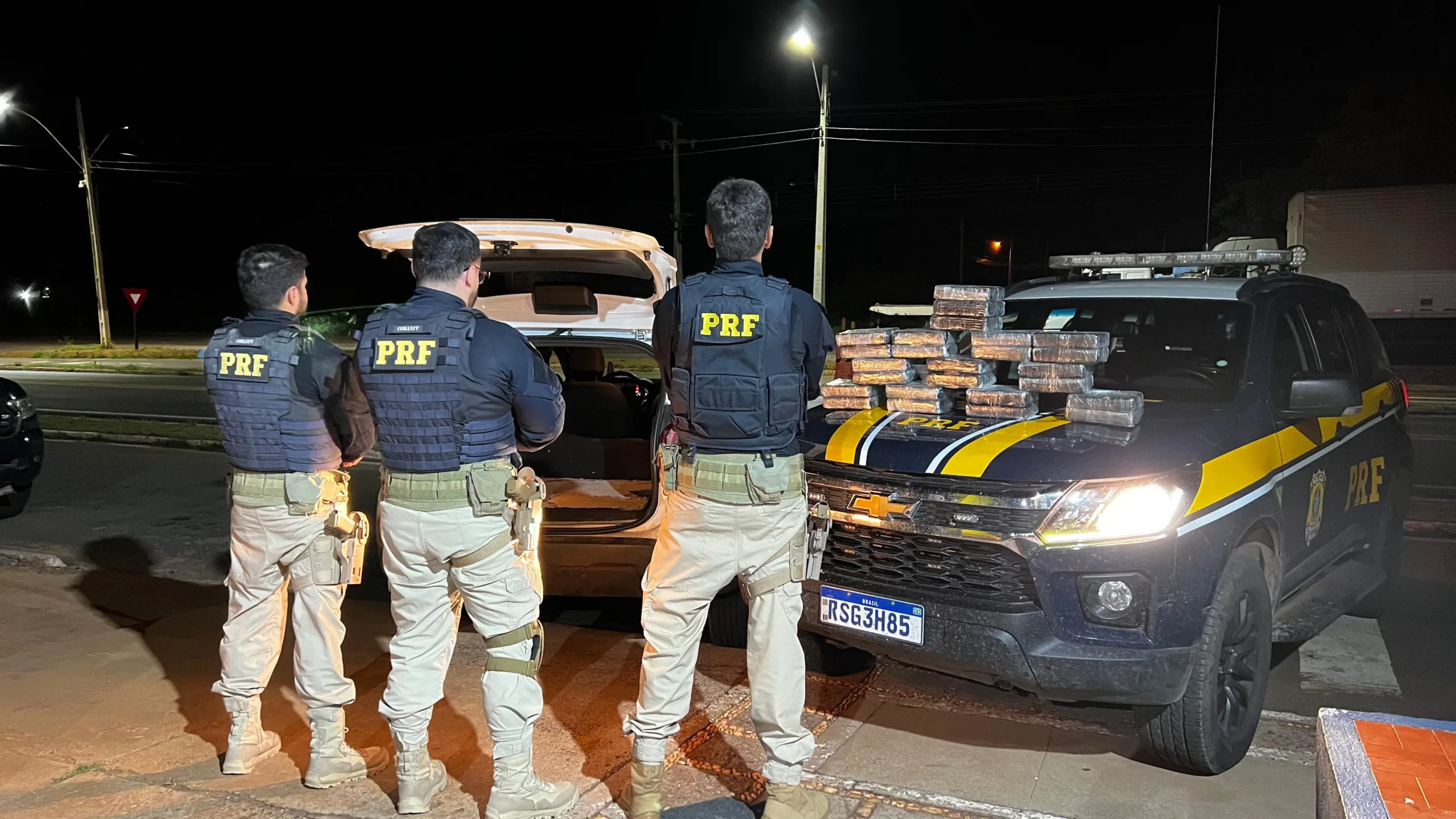 PRF apreende 26 kg de cocaína e prende condutor durante fiscalização na BR-316, em Picos